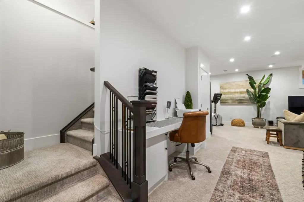 2012 49 Avenue SW Calgary AB T2T2V4