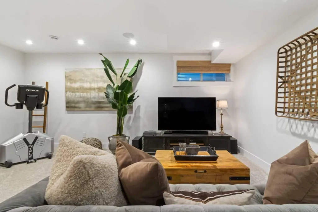 2012 49 Avenue SW Calgary AB T2T2V4