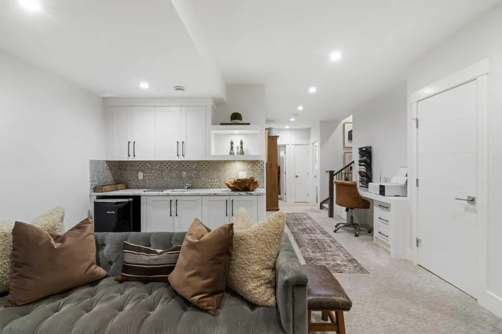 2012 49 Avenue SW Calgary AB T2T2V4