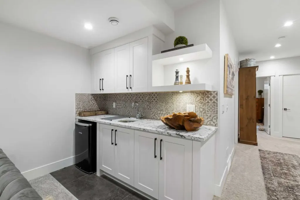 2012 49 Avenue SW Calgary AB T2T2V4