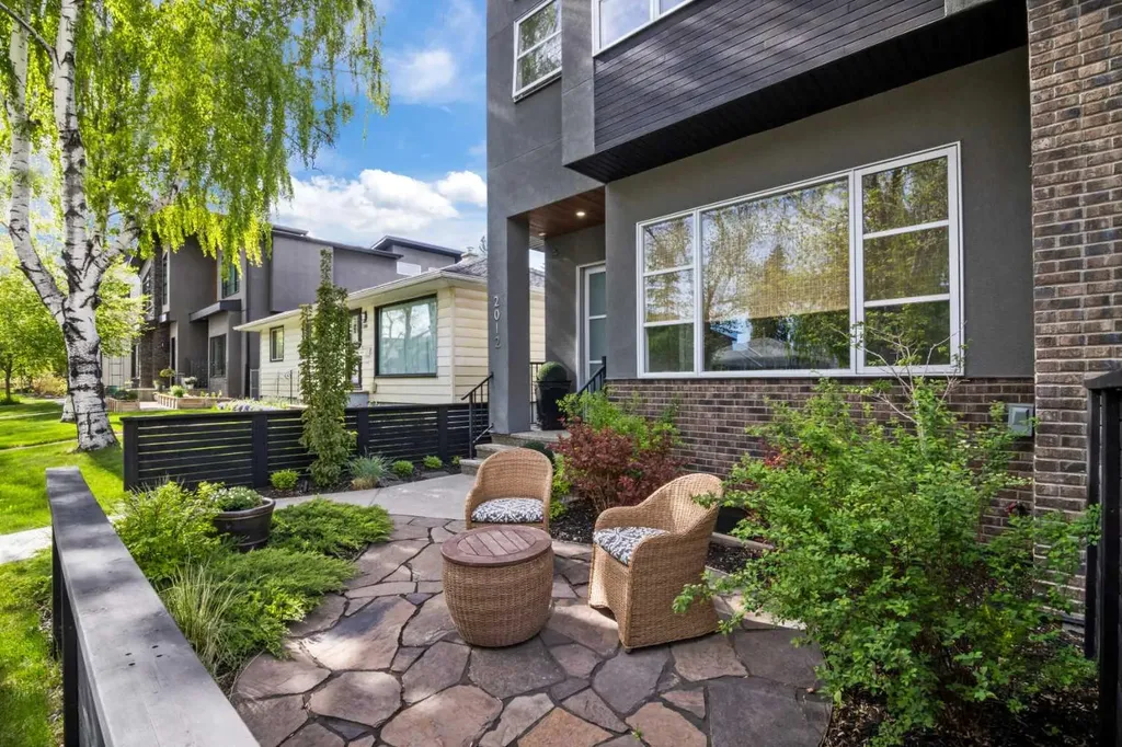 2012 49 Avenue SW Calgary AB T2T2V4