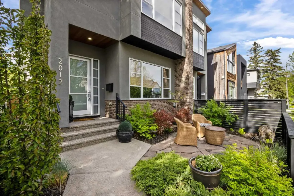 2012 49 Avenue SW Calgary AB T2T2V4