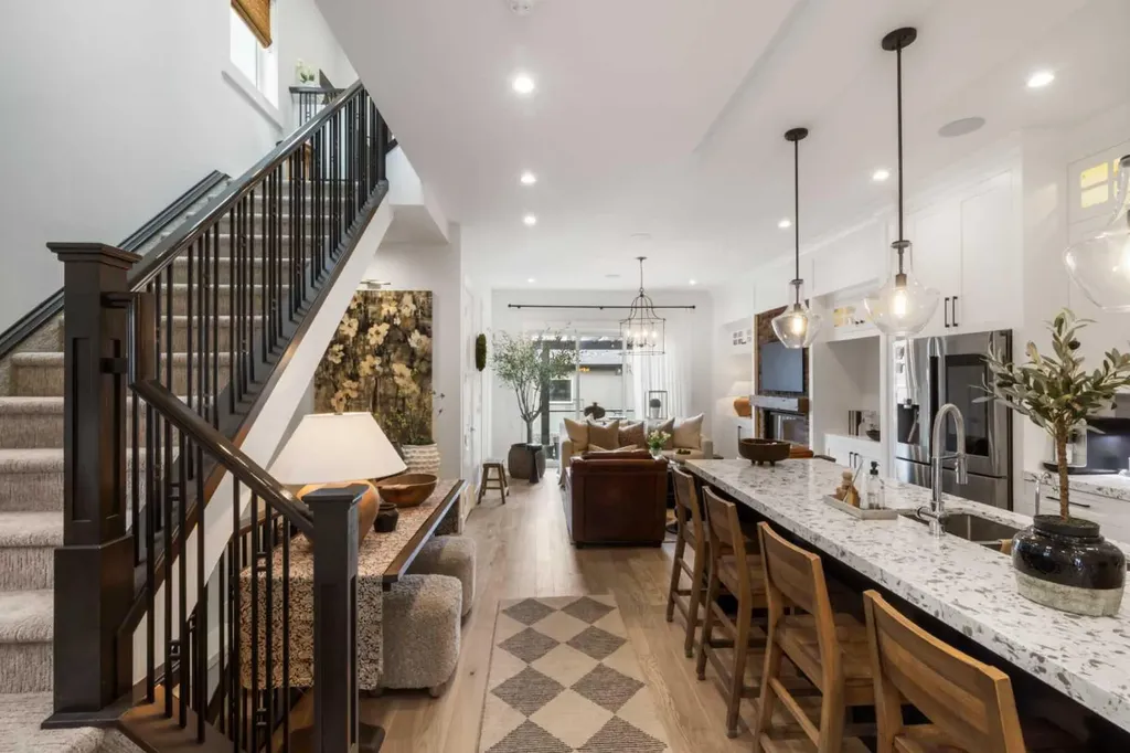 2012 49 Avenue SW Calgary AB T2T2V4