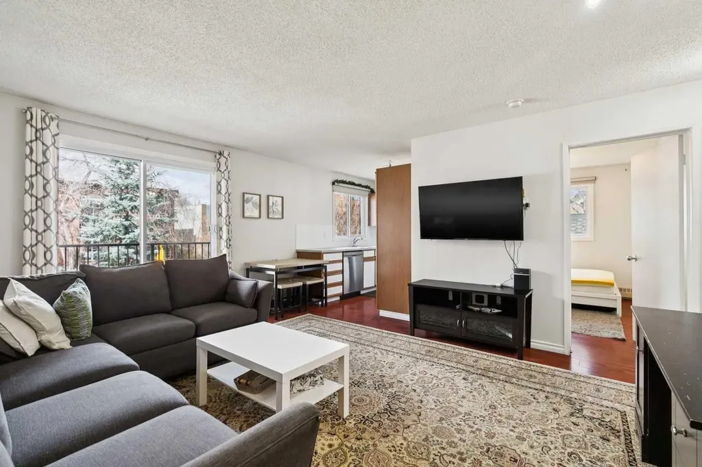 2508 17 Street SW Calgary AB T2T4M8