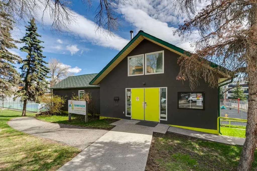 2508 17 Street SW Calgary AB T2T4M8