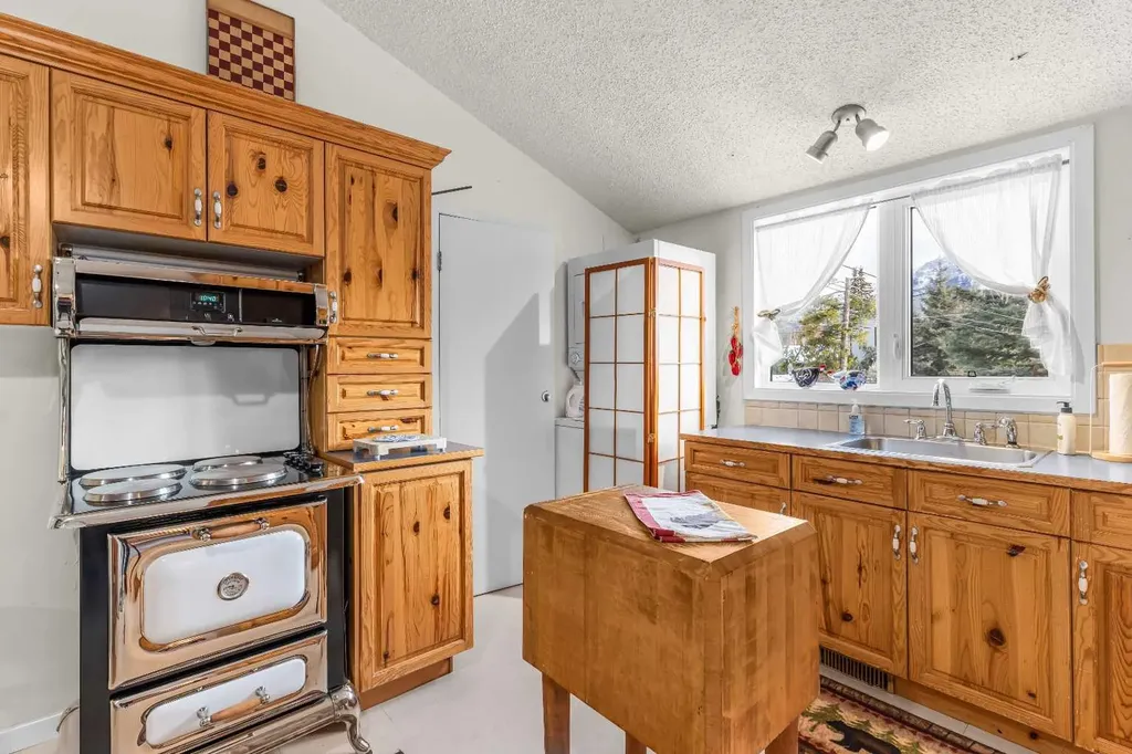 1001 9th Avenue Canmore AB T1W1Z5