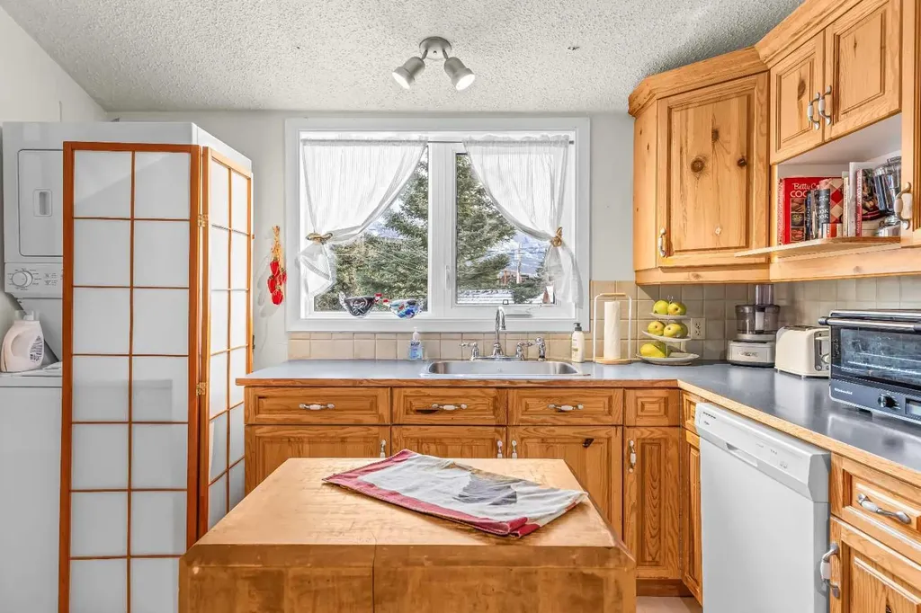 1001 9th Avenue Canmore AB T1W1Z5