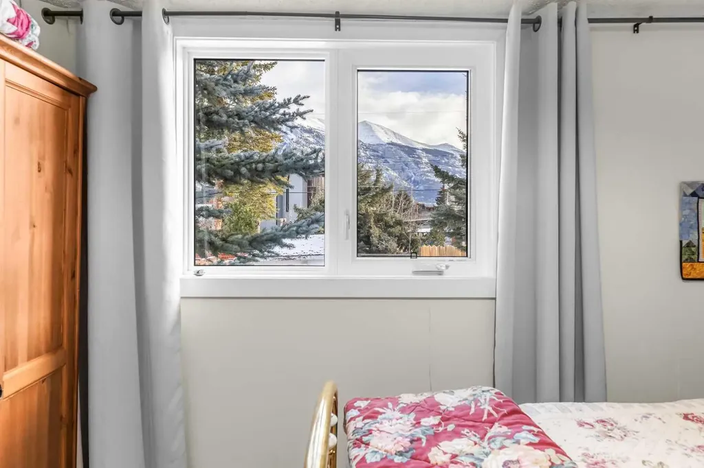 1001 9th Avenue Canmore AB T1W1Z5