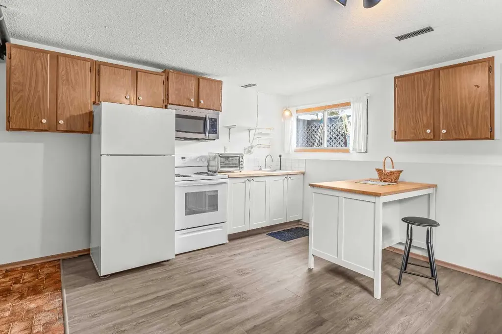 1001 9th Avenue Canmore AB T1W1Z5