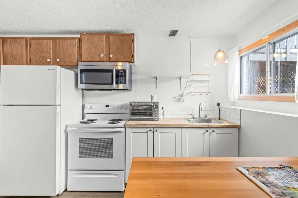 1001 9th Avenue Canmore AB T1W1Z5