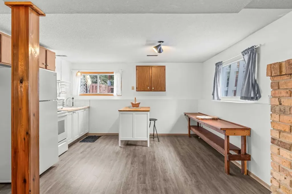 1001 9th Avenue Canmore AB T1W1Z5