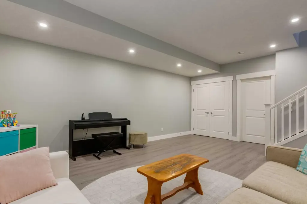 76 Dieppe Drive SW Calgary AB T3E7Y4