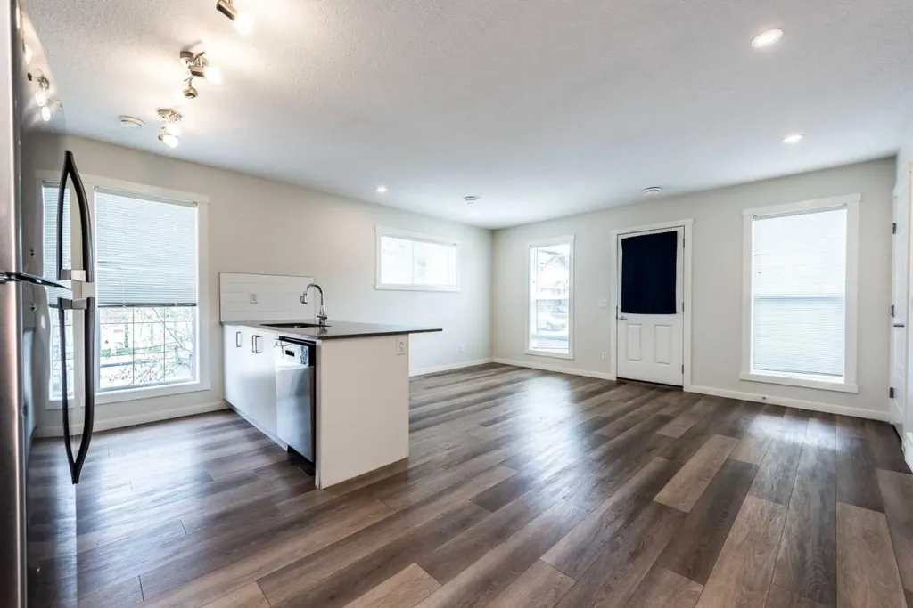 428 Cranbrook Square SE Calgary AB T3M 3K8
