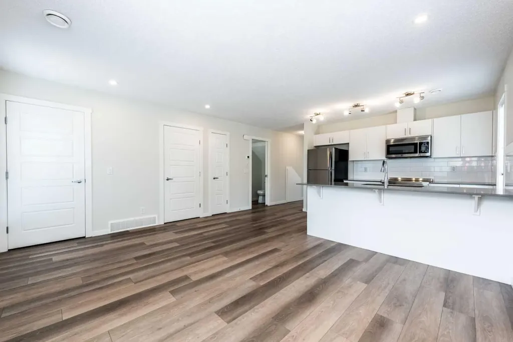 428 Cranbrook Square SE Calgary AB T3M 3K8