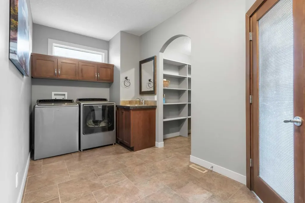 88 Crestridge Way SW Calgary AB T3B 5Z2