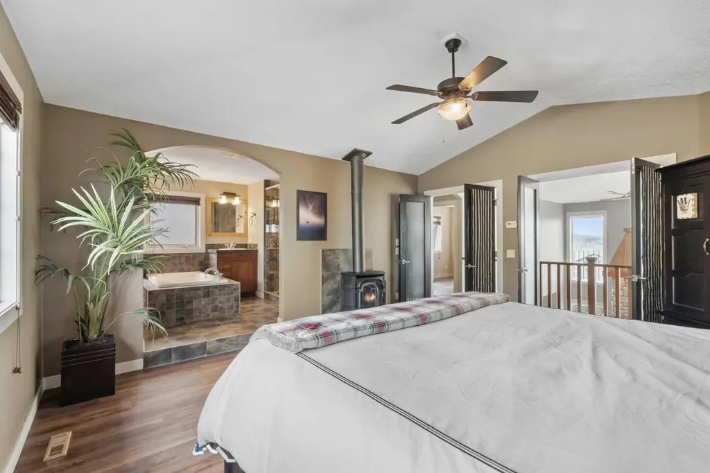 88 Crestridge Way SW Calgary AB T3B 5Z2