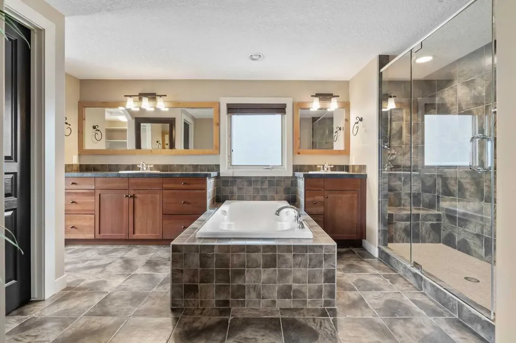 88 Crestridge Way SW Calgary AB T3B 5Z2