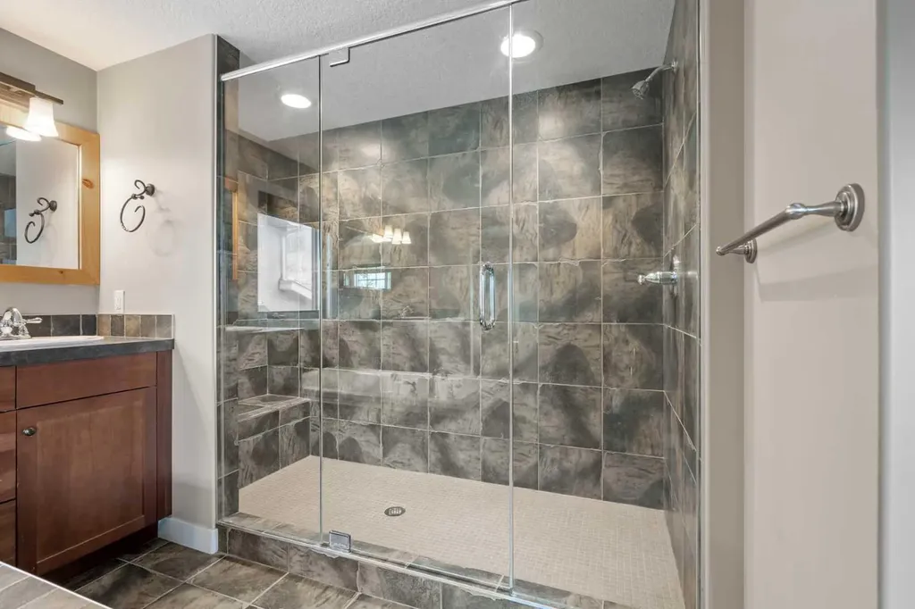 88 Crestridge Way SW Calgary AB T3B 5Z2