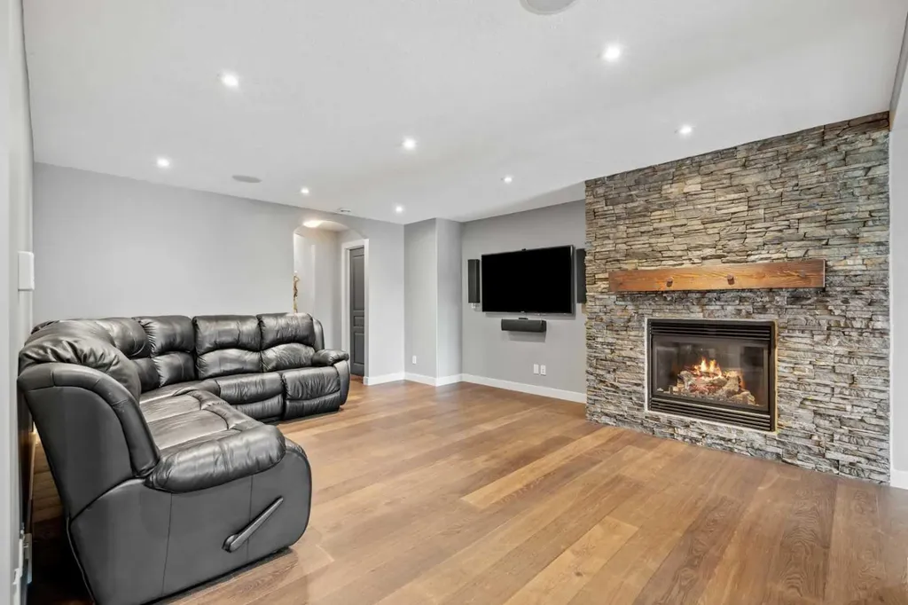 88 Crestridge Way SW Calgary AB T3B 5Z2