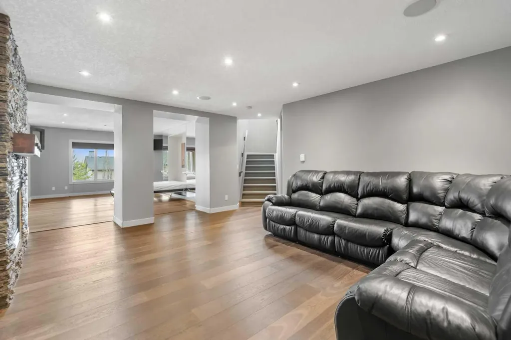 88 Crestridge Way SW Calgary AB T3B 5Z2