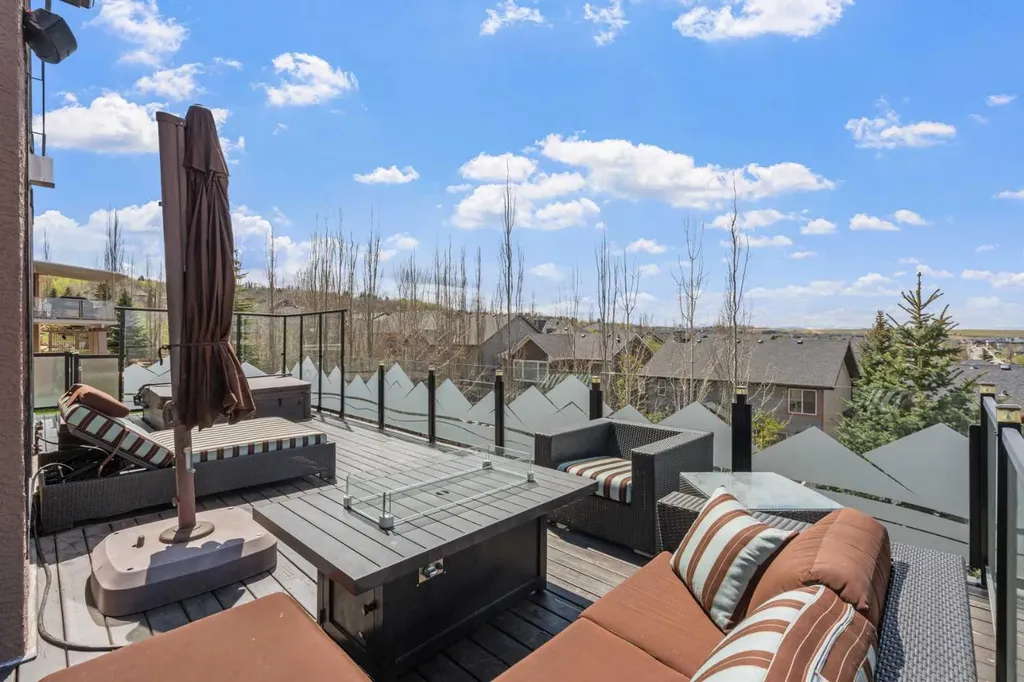 88 Crestridge Way SW Calgary AB T3B 5Z2