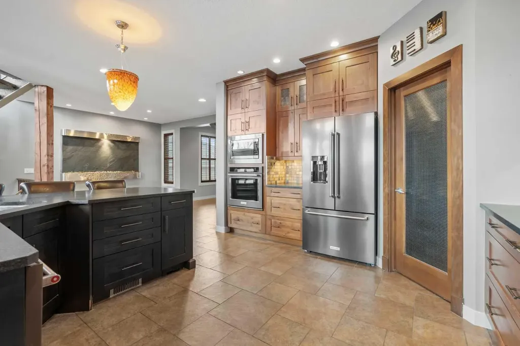88 Crestridge Way SW Calgary AB T3B 5Z2