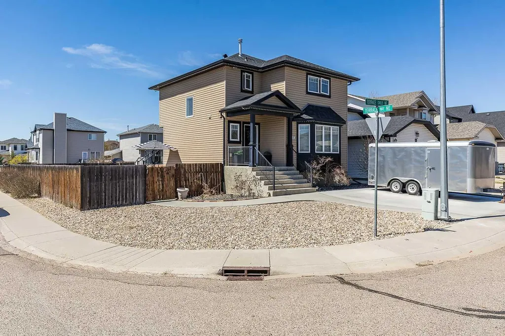 8 Terrace Circle NE Medicine Hat AB T1C 2B8