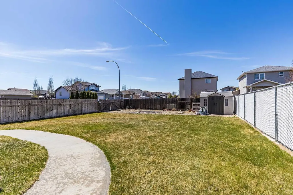 8 Terrace Circle NE Medicine Hat AB T1C 2B8