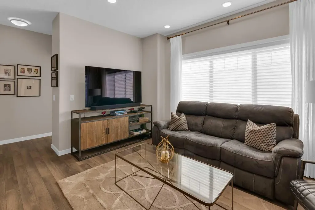 216 Sundown Road Cochrane AB T4C2M5