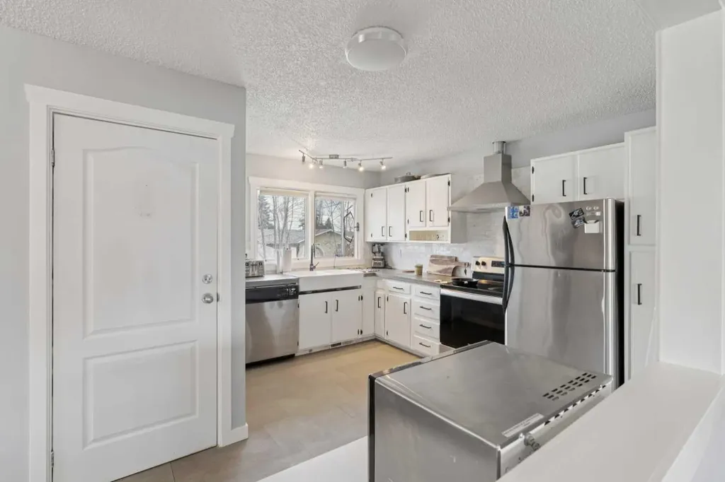 9812 2 Street SE Calgary AB T2J 0W2