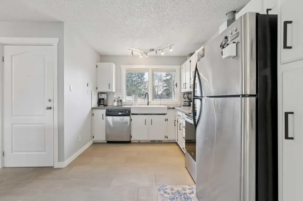 9812 2 Street SE Calgary AB T2J 0W2