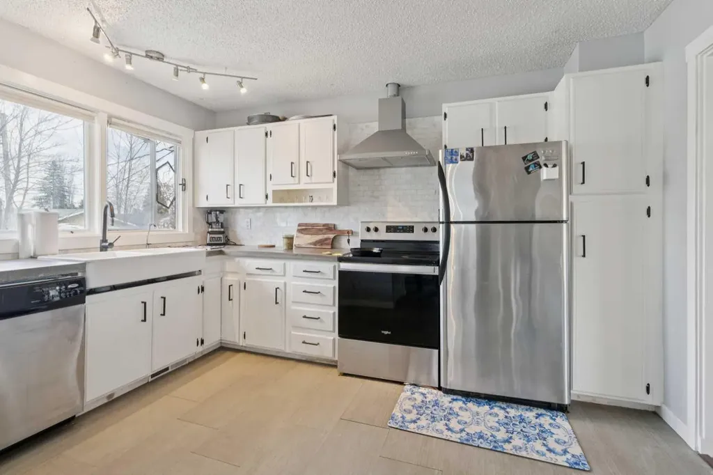 9812 2 Street SE Calgary AB T2J 0W2