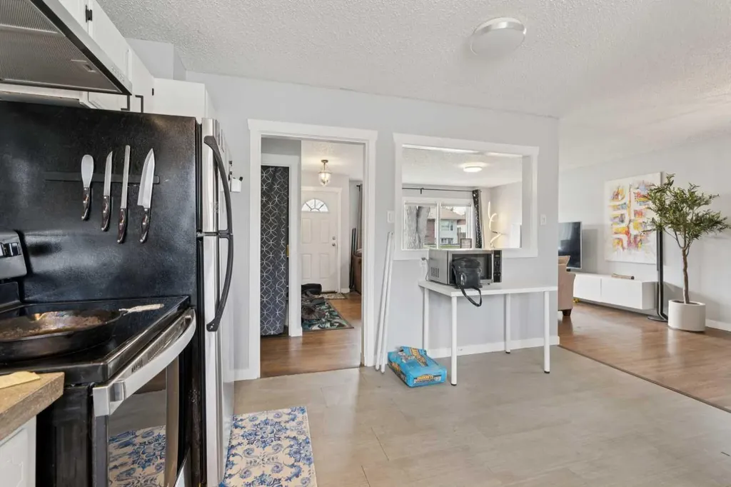 9812 2 Street SE Calgary AB T2J 0W2