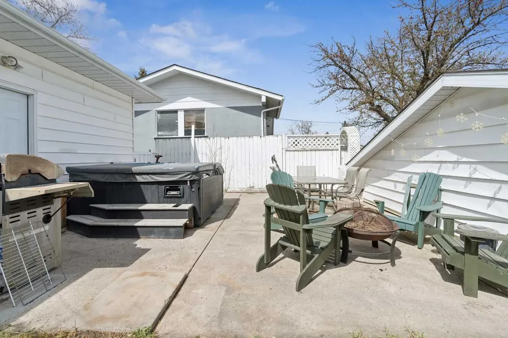 9812 2 Street SE Calgary AB T2J 0W2