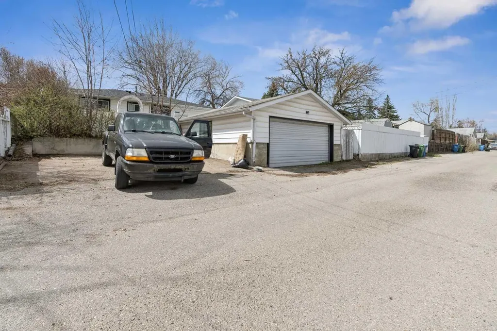 9812 2 Street SE Calgary AB T2J 0W2