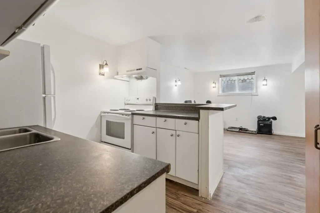 9812 2 Street SE Calgary AB T2J 0W2