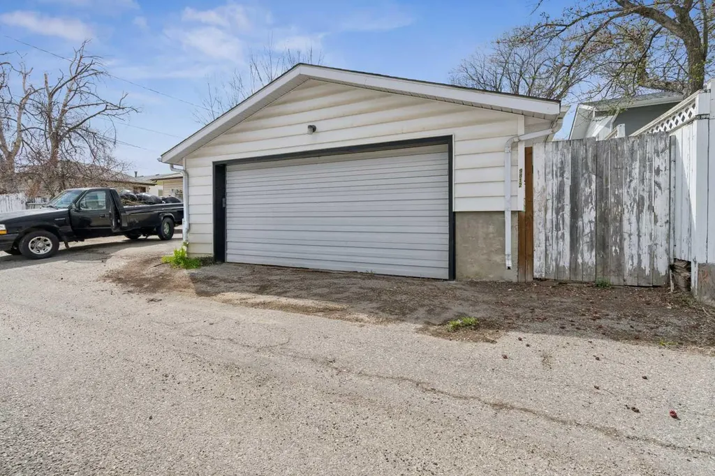 9812 2 Street SE Calgary AB T2J 0W2