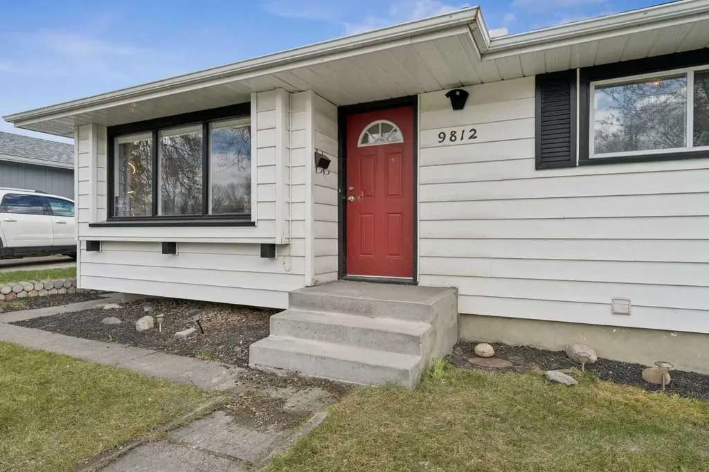 9812 2 Street SE Calgary AB T2J 0W2