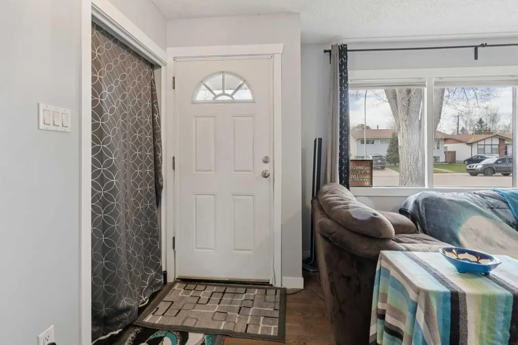 9812 2 Street SE Calgary AB T2J 0W2