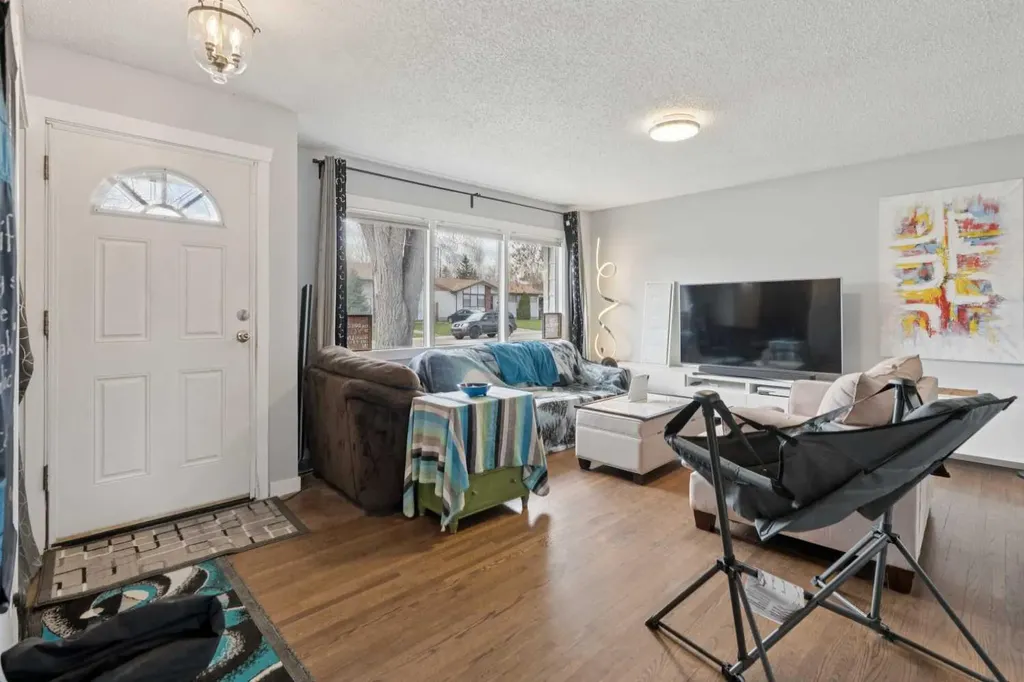 9812 2 Street SE Calgary AB T2J 0W2