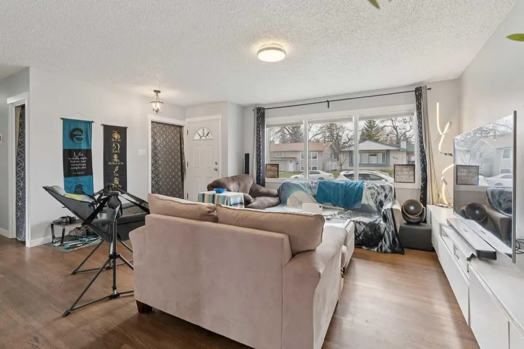 9812 2 Street SE Calgary AB T2J 0W2