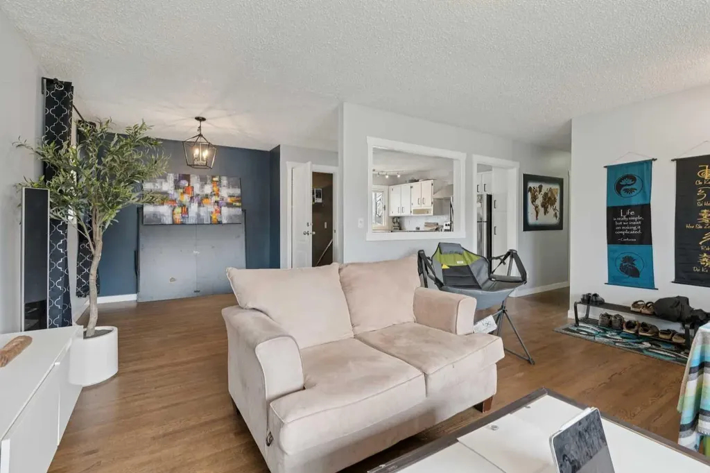 9812 2 Street SE Calgary AB T2J 0W2