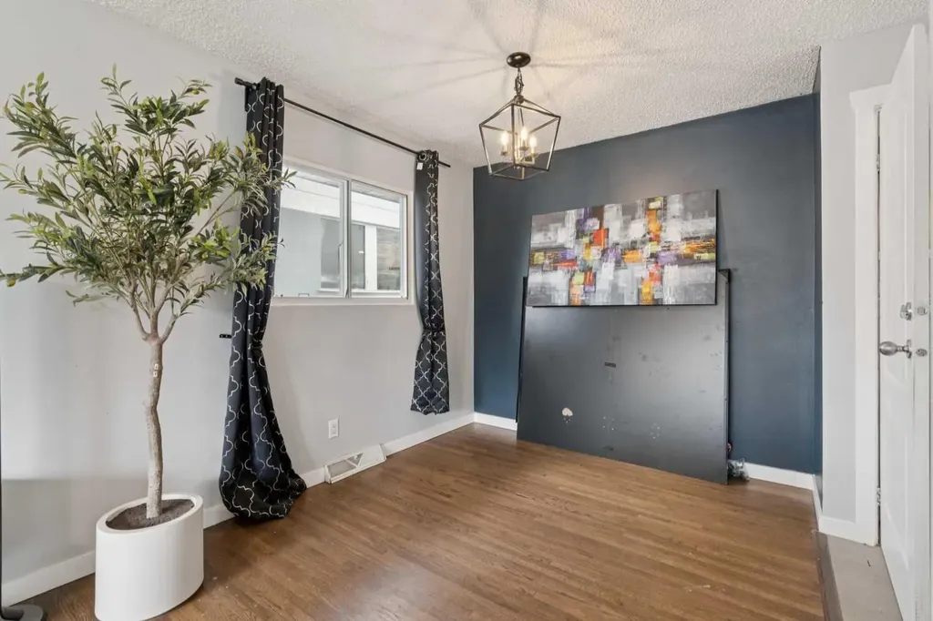 9812 2 Street SE Calgary AB T2J 0W2