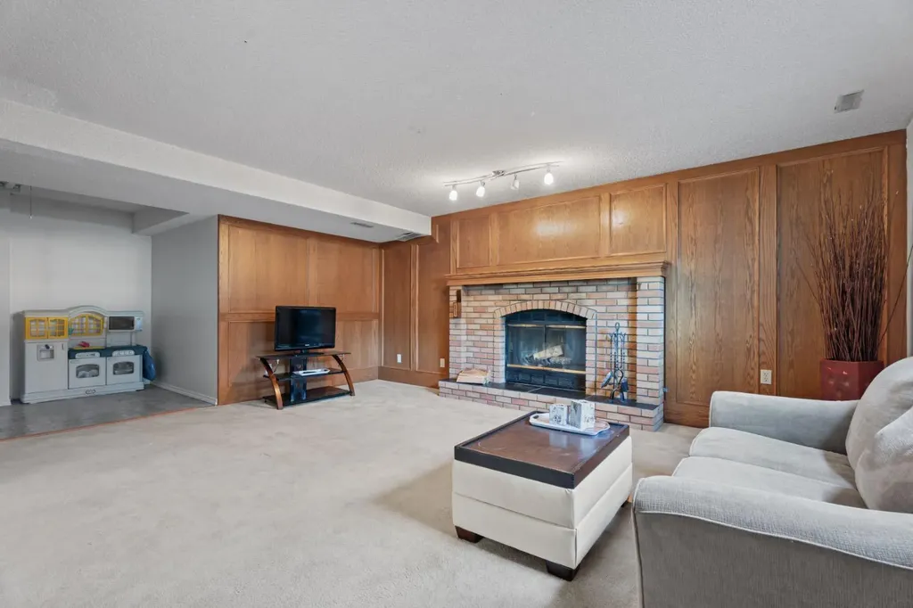 133 Carr Crescent Okotoks AB T1S 1E5