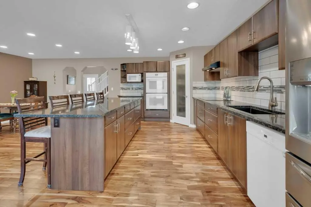 15 New Brighton Manor SE Calgary AB T2Z 4G8