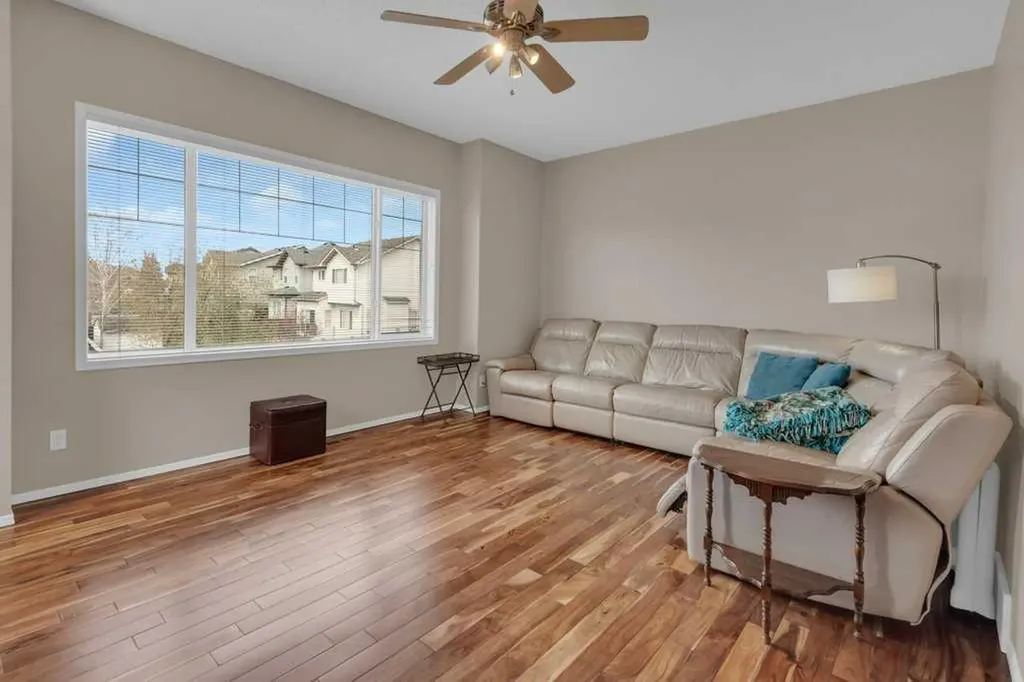15 New Brighton Manor SE Calgary AB T2Z 4G8