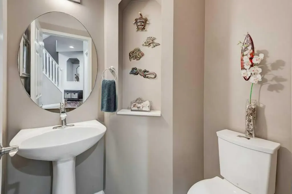 15 New Brighton Manor SE Calgary AB T2Z 4G8