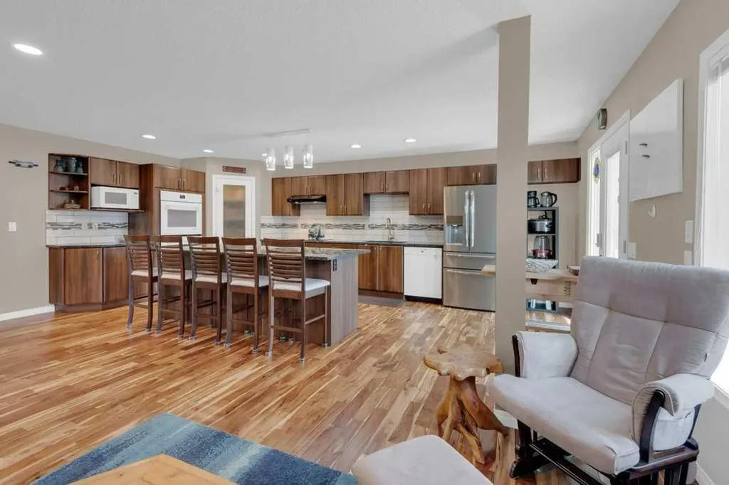 15 New Brighton Manor SE Calgary AB T2Z 4G8