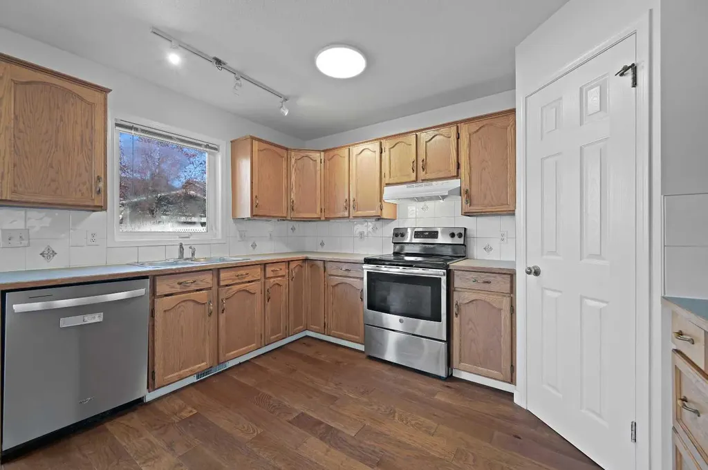 182 Coventry Close NE Calgary AB T3K 4A6