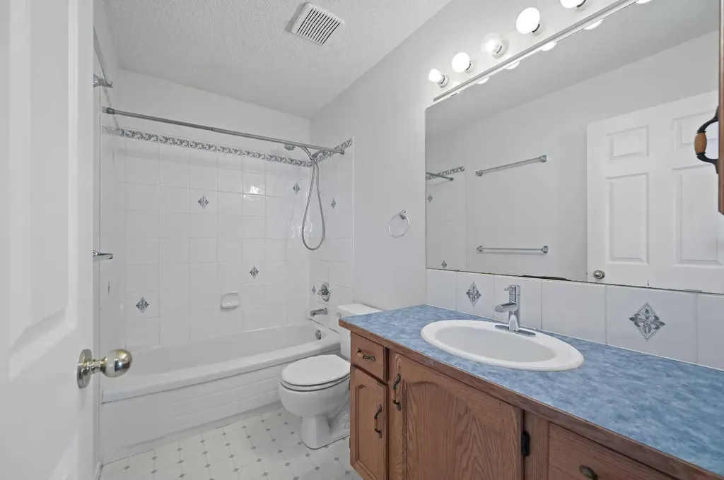 182 Coventry Close NE Calgary AB T3K 4A6